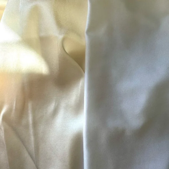 23” Long Opera Length Real Silk White Gloves - Picture 4 of 5